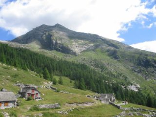 Il Pizzo Giezza visto dall'alpe Paione