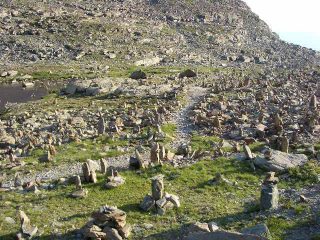 I menhir del lago lungo dopo il passo di S.Chiaffredo