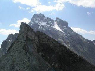 La vetta con sullo sfondo il Monviso