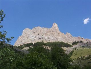 la guglia vista dalla strada per il Lautaret