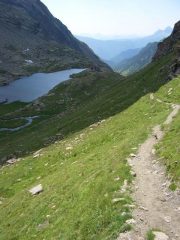 Il sentiero che sale sopra il rifugio ed il Lago di Vallanta