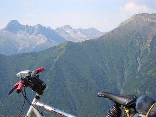 Dalle conce vista sulla sterrata che scende dal colle della battagliola nel bosco