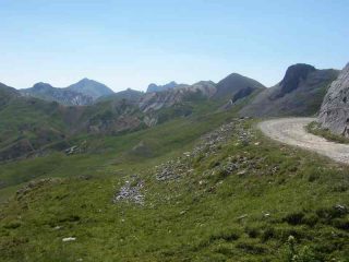 La strada che dalla Gardetta porta al colle Valcavera