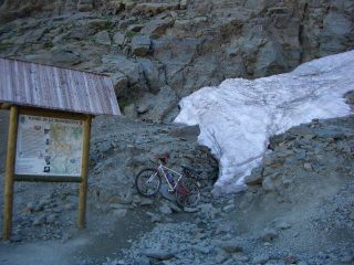 Il Buco del Viso nascosto da 4-5 metri di neve: la mtb non ci passa, a piedi acrobazie