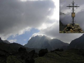 la vetta tra nuvole e un pallido sole