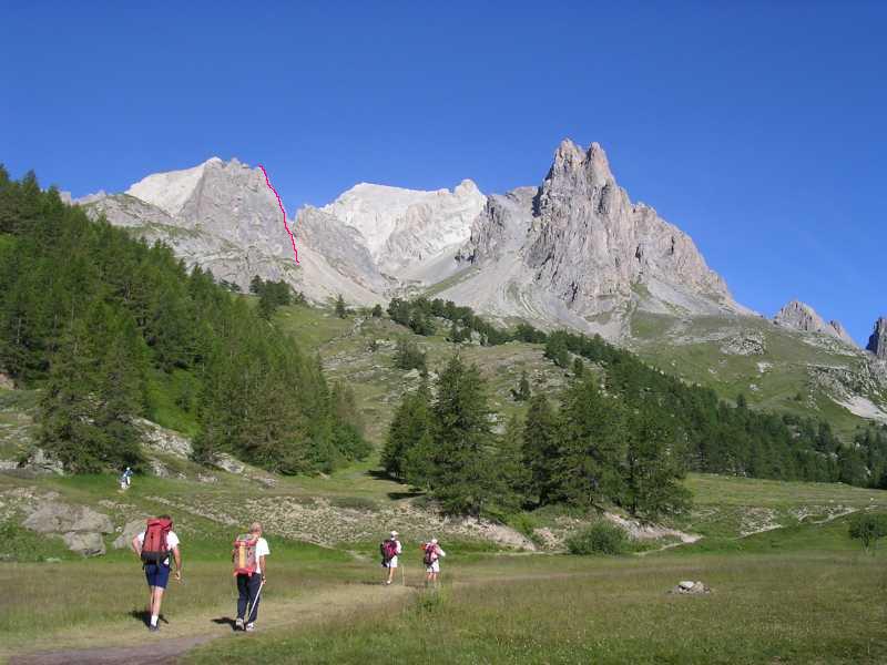 Dagli chalets de Laval la Crete de Moutouze è visibile.