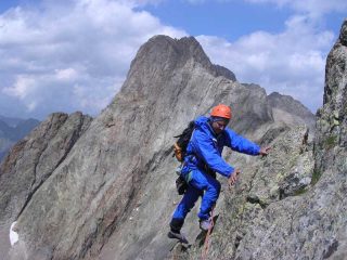 L'uscita alla selletta del penultimo tiro. Sullo sfondo L'Argentera.