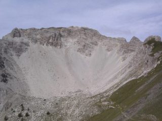 La via di salita dal versante est