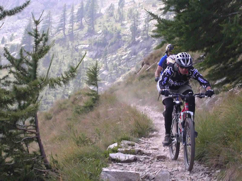 Konato e l’Amorevole in uno dei pochi pezzi in sella dopo i laghi della Fremamorta