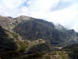 Il Cabianca e alcuni tra i numerosi laghetti della zona fotografati in uno sprazzo di sereno