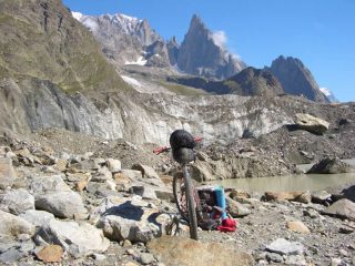 I Laghetti del Miage col ghiacciaio che spinge in curva e lo riempie di sassi