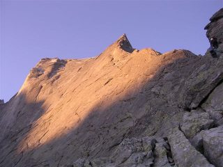 il sole bacia all'alba lo spigolo