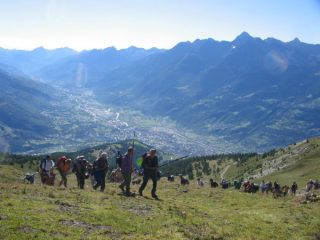 Il pellegrinaggio preceduto dalle croci e dai 