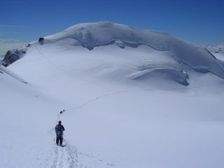 Scendendo verso il Colle del Lys, a sinistra Punta Parrot