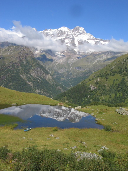 Il suggestivo laghetto dell'alpe Campo che rispecchia il versante e la parete sud-est del monte Rosa
