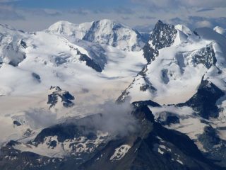 panorami osservati dalla cima : Strahlhorn m. 4190, Lyskamm m. 4527 e Rimpfischorn m. 4200 (da sinistra a destra) (20-7-2008)