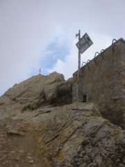 La croce e il ricovero sulla Cima del Vallonetto
