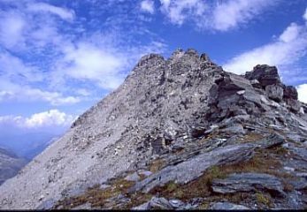 La cresta SW da percorrere fino alla vetta, visibile al centro