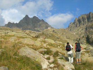 Salendo verso il Remondino con la Nasta alle spalle