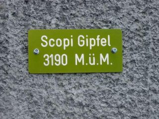 La targhetta di vetta