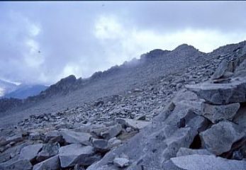 Dalla cresta Ovest visione sulla desolata china detritica che porta alla vetta del Re di Castello