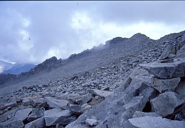 Dalla cresta Ovest visione sulla desolata china detritica che porta alla vetta del Re di Castello