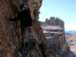 Alessandro impegnato nella parte alta della ferrata..02 (1-10-2005)