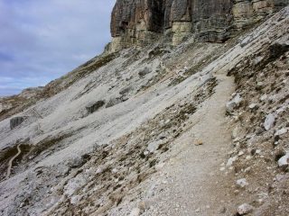 il sentiero di accesso alla via ferrata Lipella (1-10-2005)