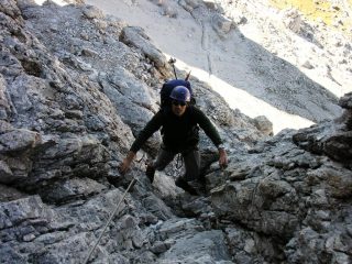 Alessandro impegnato nella parte alta della ferrata..01 (1-10-2005)