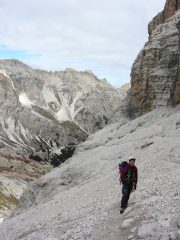 un tratto facile e non attrezzato della ferrata, dove si segue questo grande cengione sospeso (1-10-2005)