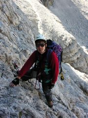 Stelvio in azione per superare un salto roccioso nella parte intermedia della ferrata (1-10-2005)