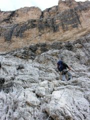 Alessandro in azione su un risalto verticale della ferrata (1-10-2005)