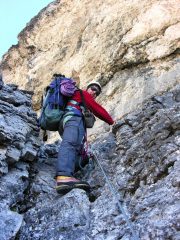 risalendo una paretina nella parte alta della ferrata (1-10-2005)