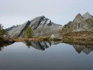 La Pioda di Crana si specchia in un laghetto