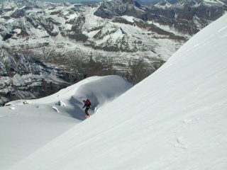 Andrea bumbum Bormida freerideggia sopra il colle di Moncorvè