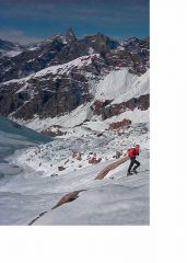 Salendo alla Sella d'Asti. Sullo sfondo il Roc de la Niera.
