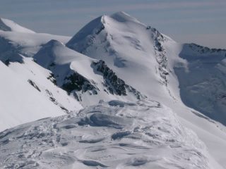 La vetta... Sullo sfondo parte del Breithorn centrale e l'orientale.