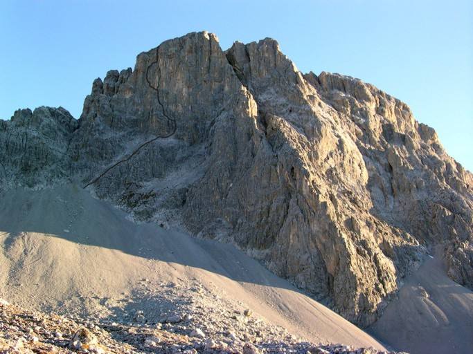 la parete vista dalla Carschina Hutte con il tracciato della via