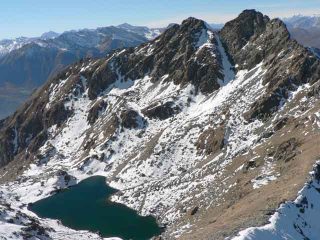 L’Orsiera visto dalla Rocca Nera. A sinistra la cresta Sud percorsa in salita. Al centro, fra le due punte il canale NE.
