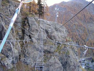 Il mitico ponte tibetano di 84 pioli