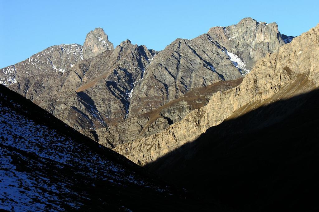 Roc della Niera e Rocca Bianca osservati dal Vallone di Soustra (30-10-2005)