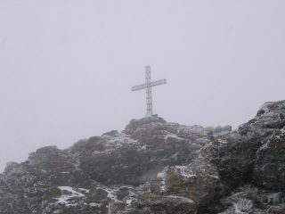 In cima sotto la fitta nevicata
