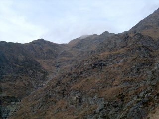 Si è levata la nebbia e spunta in alto la cima della Punta Dondogna
