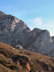 il rif. Bietti ed la forcella d'attacco della ferrata