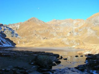 il lago Battaglia e il Corno Bussola al centro