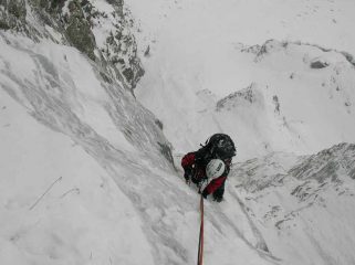 Matteo pensa leggero sul muro sopra il tetto del terzo tiro...
