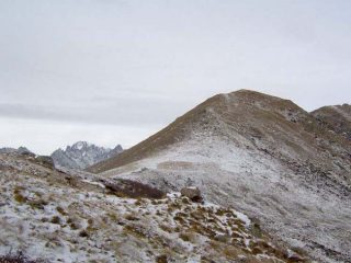 Il Monte Arzola con il Gran Paradiso di sfondo visto dal Rifugio