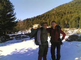 Guido ed io sullo sfonfo il lac bagnour e il nuovo rifugio. Foto: Pally