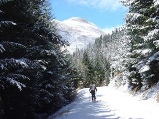 Salendo sulla strada di Bellecombe, sullo sfondo la Lanserlia