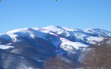 in viola l'itinerario per Serra Leardi;in rosso l'itinerario variante per 